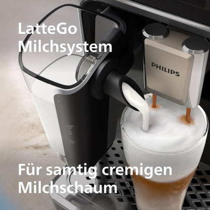 PHILIPS Serie 5500 Kaffeevollautomat – LatteGo Milchsystem, 20 heiße und kalte Kaffeespezialitäten, 40% leiser mit SilentBrew, QuickStart, Schwarz/Grau (EP5544/50)